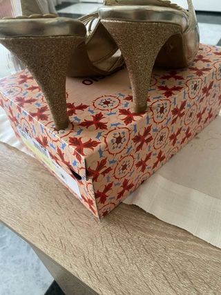 Zapatos de fiesta dorados