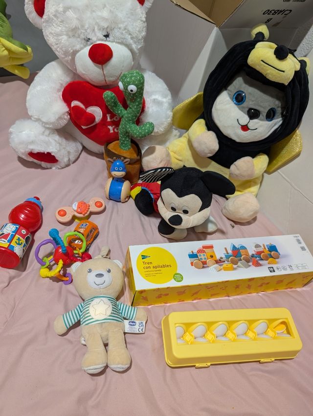 Lote de juguetes y peluches y Mickey para gatear