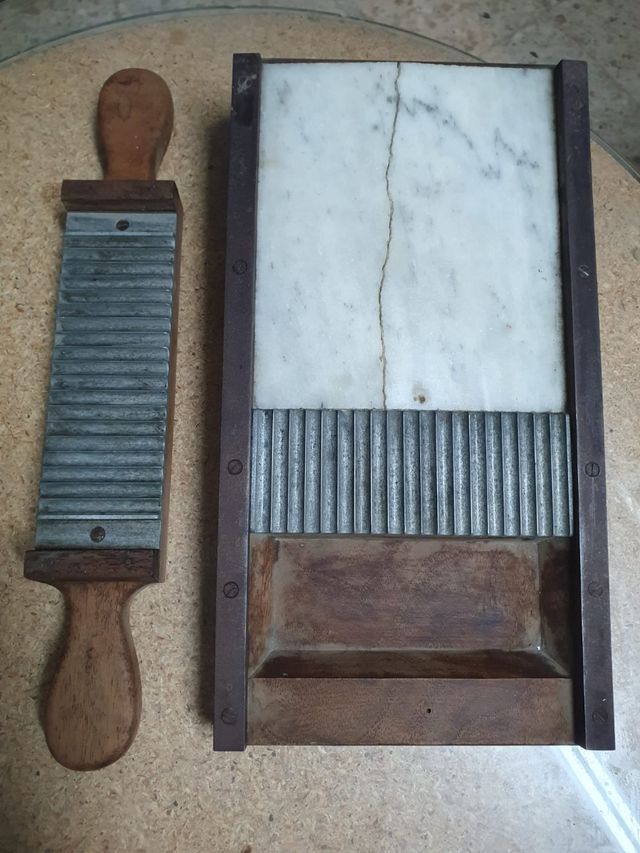 Tabla pildorero antiguo de madera y mármol