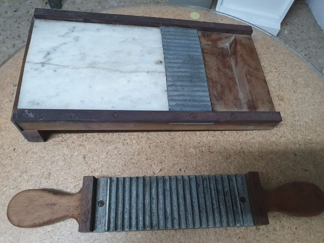 Tabla pildorero antiguo de madera y mármol