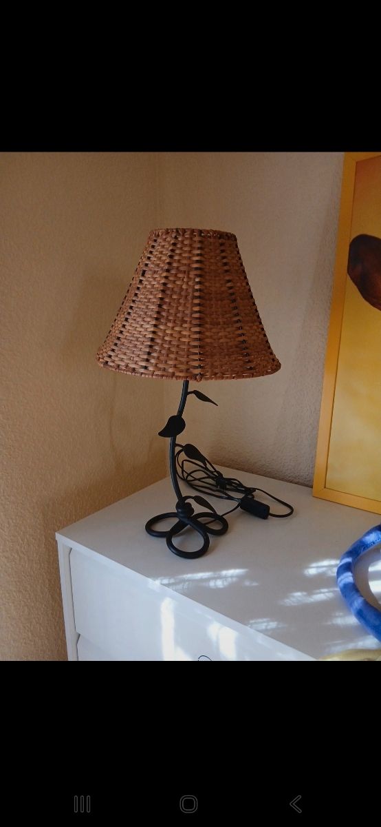 Lámpara de mesa de mimbre y metal