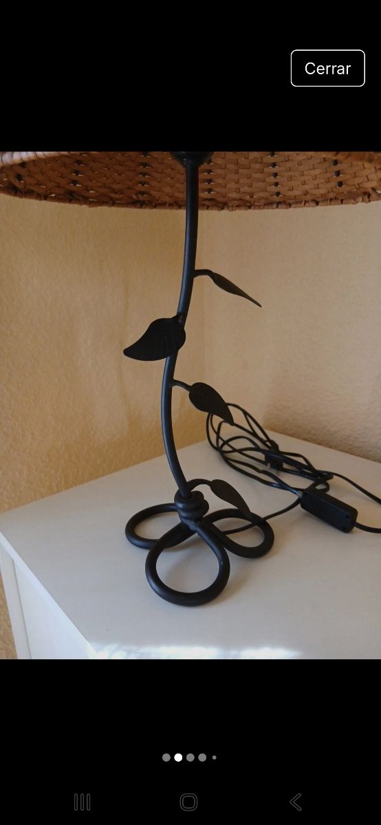 Lámpara de mesa de mimbre y metal