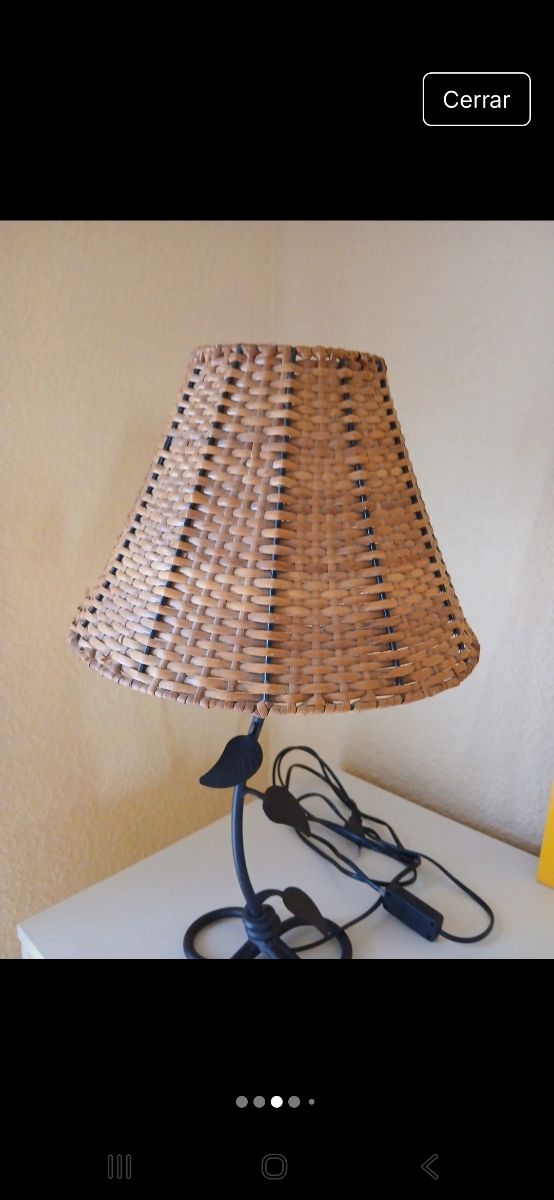 Lámpara de mesa de mimbre y metal