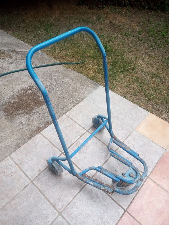 Carretilla azul para bombonas