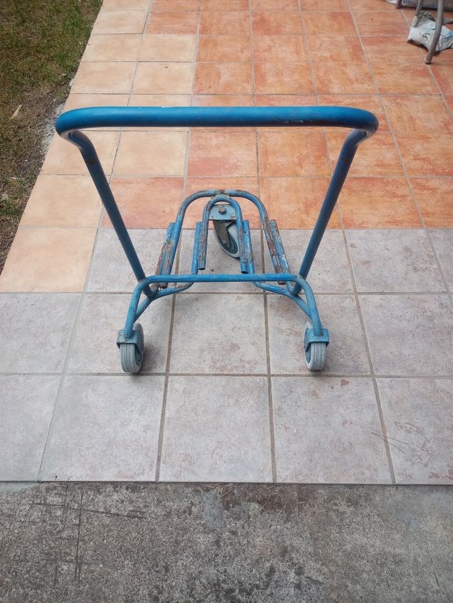 Carretilla azul para bombonas