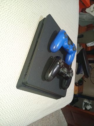 PS4 con 2 mandos y 6 juegos