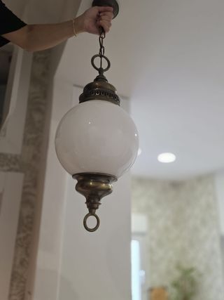 Lámpara de techo colgante bola blanca y dorada