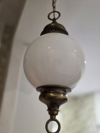 Lámpara de techo colgante bola blanca y dorada