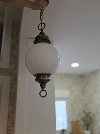 Lámpara de techo colgante bola blanca y dorada