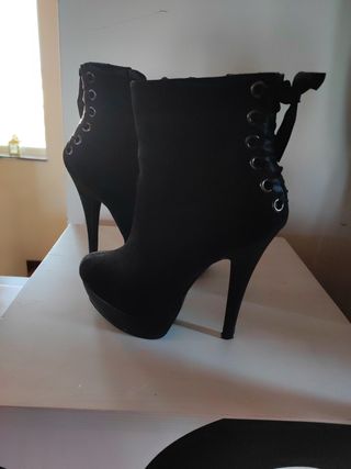 Botines negros elegantes con cordones