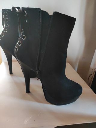 Botines negros elegantes con cordones