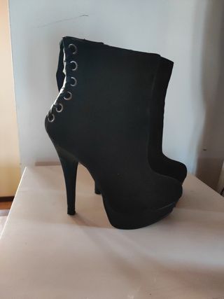 Botines negros elegantes con cordones