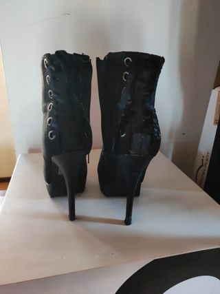 Botines negros elegantes con cordones
