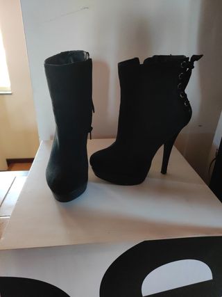 Botines negros elegantes con cordones