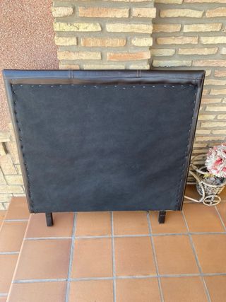 Cabecero de cama marrón de piel