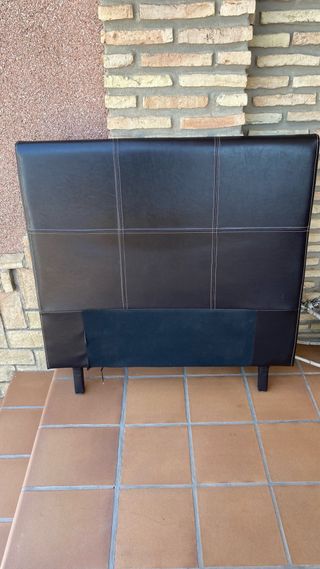 Cabecero de cama marrón de piel