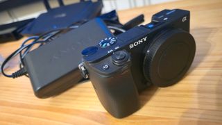 Cámara Sony a6400 + Alimentador Sony AC-PW20