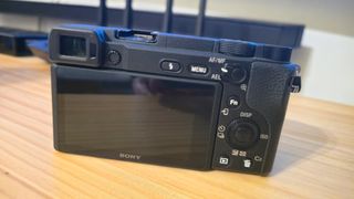 Cámara Sony a6400 + Alimentador Sony AC-PW20
