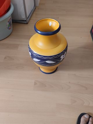 Jarrón de cerámica amarillo y azul