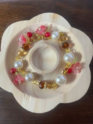 Pulsera con flores y perlas