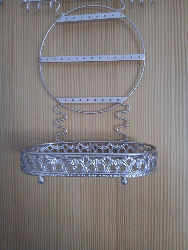Joyero de metal plateado con soporte para pendient