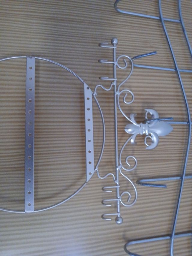 Joyero de metal plateado con soporte para pendient