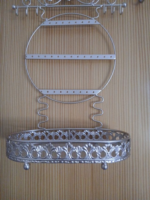 Joyero de metal plateado con soporte para pendient