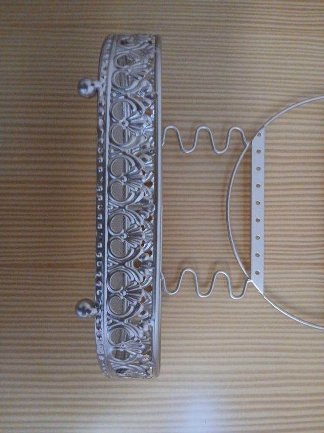 Joyero de metal plateado con soporte para pendient