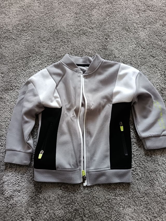 Sudadera gris y negra 4 años