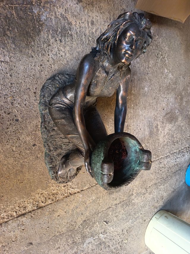 Estatua de mujer de hierro.