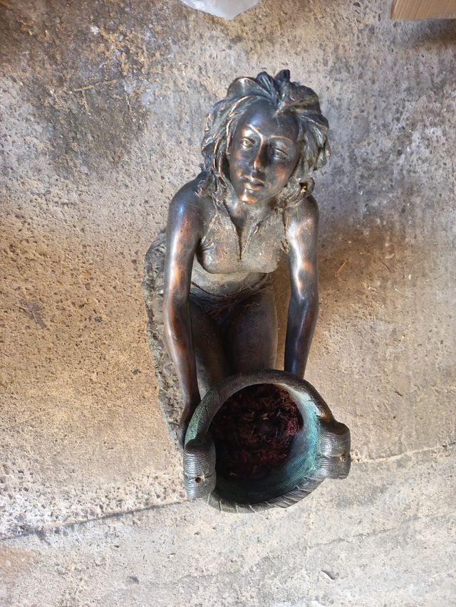 Estatua de mujer de hierro.