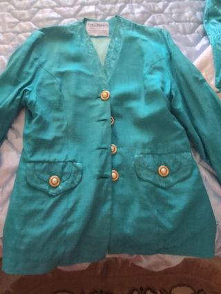 Traje de chaqueta y falda color turquesa
