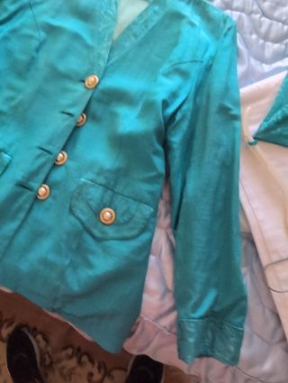 Traje de chaqueta y falda color turquesa