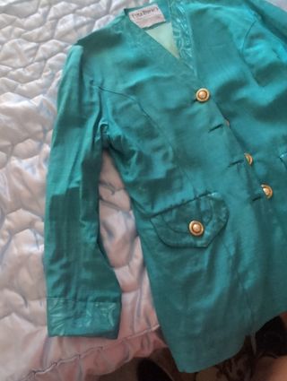 Traje de chaqueta y falda color turquesa