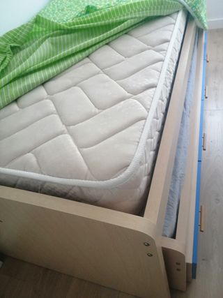 Cama nido color haya y azul. 