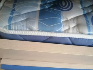 Cama nido color haya y azul. 