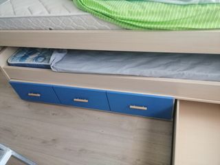 Cama nido color haya y azul. 