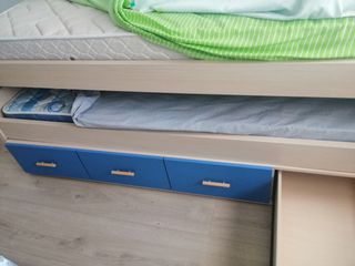 Cama nido color haya y azul. 