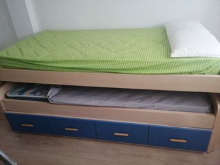 Cama nido color haya y azul. 