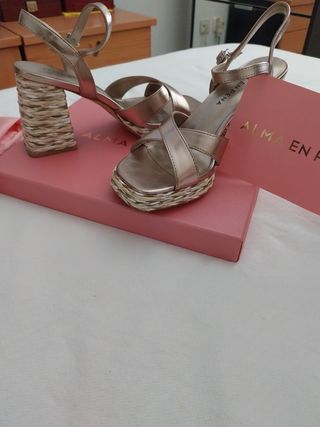 Sandalias doradas Alma en Pena Talla 38