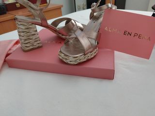 Sandalias doradas Alma en Pena Talla 38