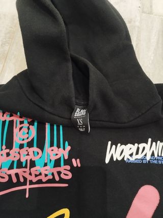 Sudadera Negra con Estampado Gráfico Talla XS