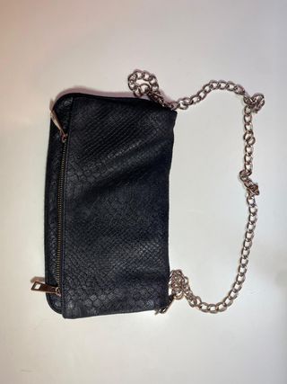 Bolso tipo zadig negro pequeño con cadena