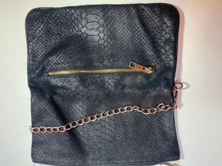 Bolso tipo zadig negro pequeño con cadena