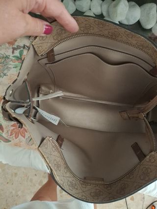 Bolso de mano Guess beige