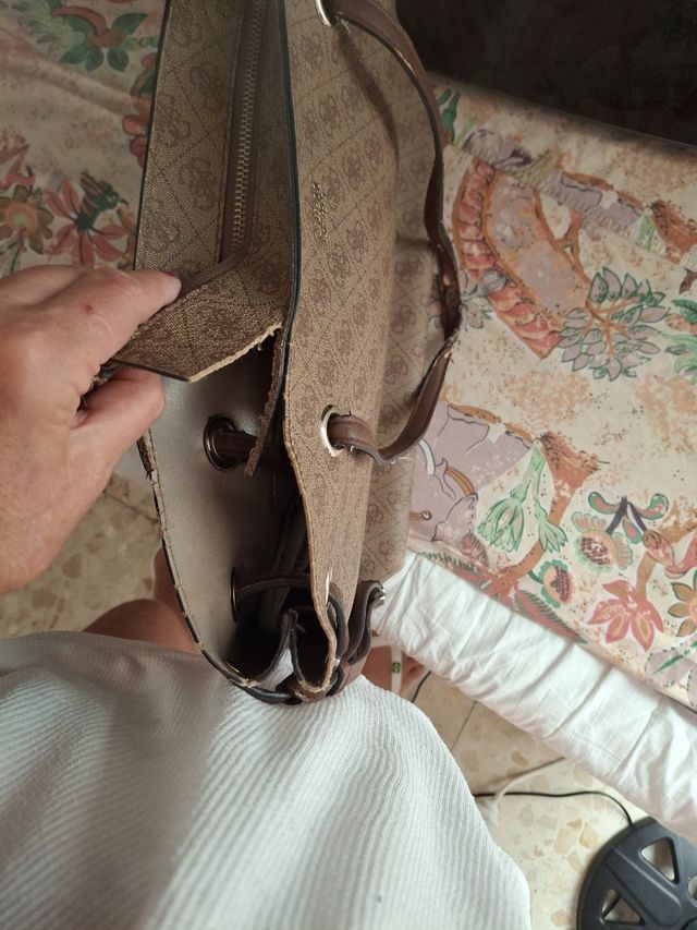 Bolso de mano Guess beige