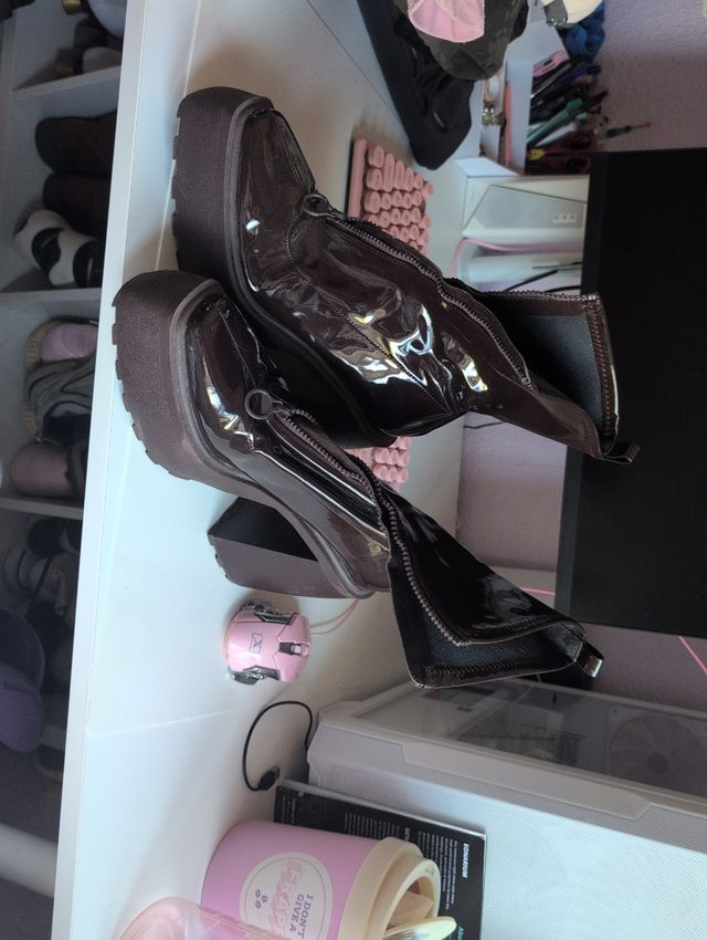 Botas de charol marrones