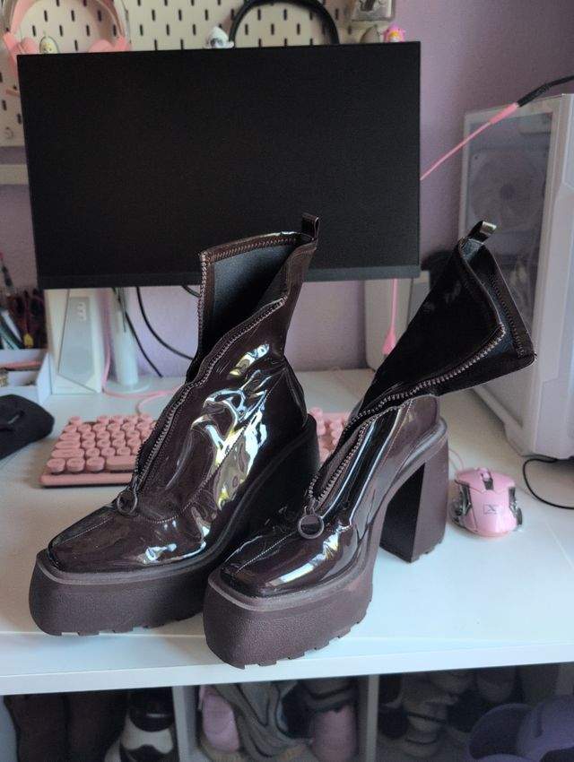 Botas de charol marrones