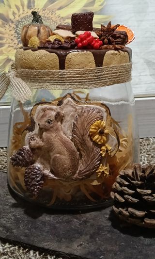Barattolo decorato con scoiattolo e pigne