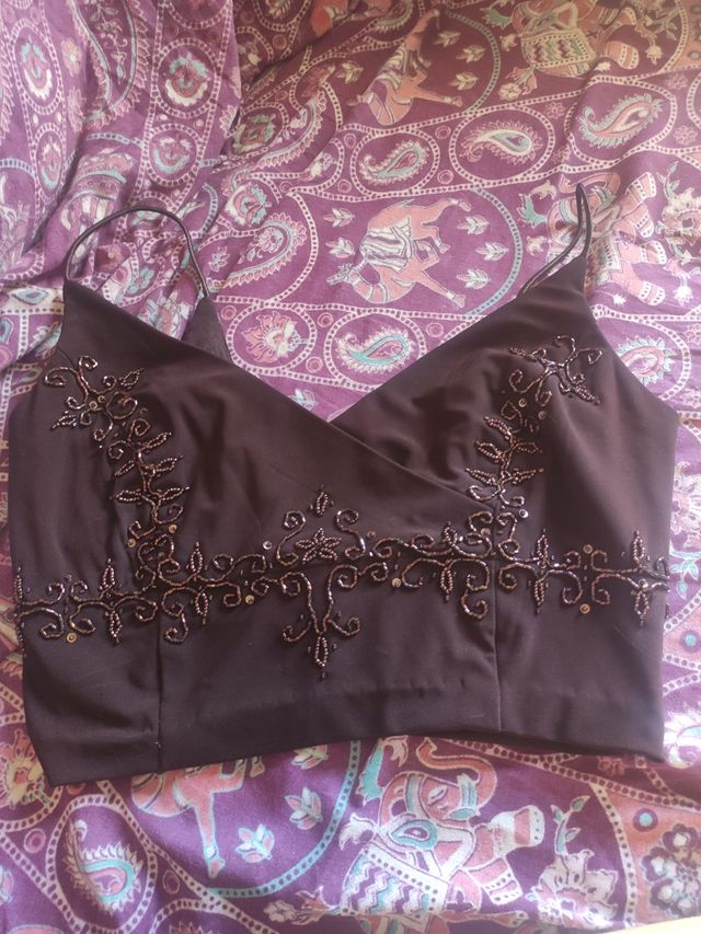 Top corto marrón con pedrería